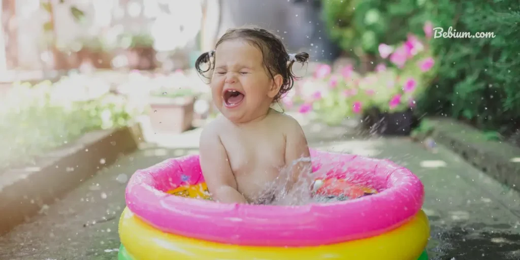 evde yaz eglencesi havuzda bebek kapak görseli